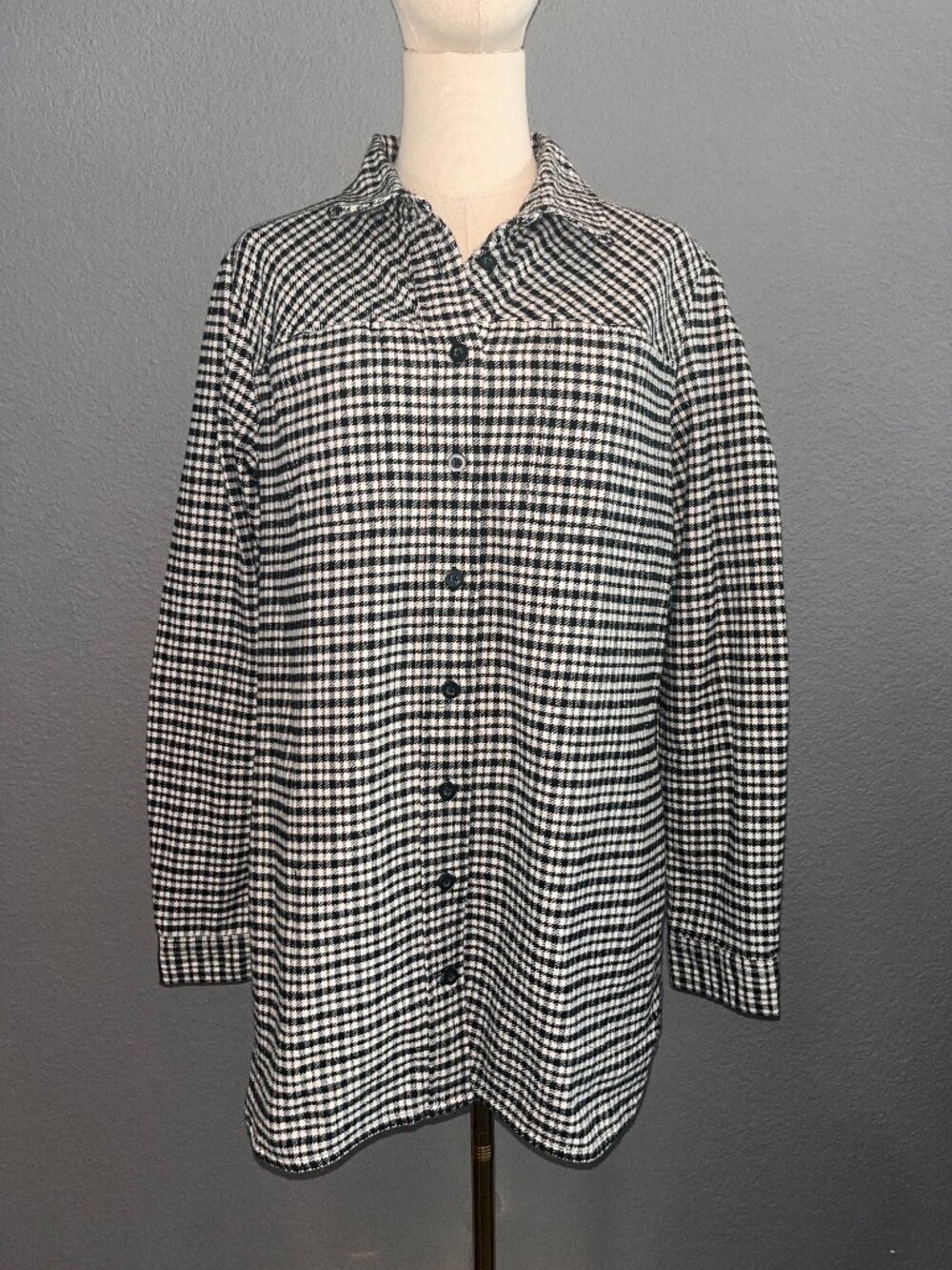 DULUTH TRADING CO. FOLKLORE BLACK & WHITE PLAID FLANNEL LONG BUTTON UP SHACKET M